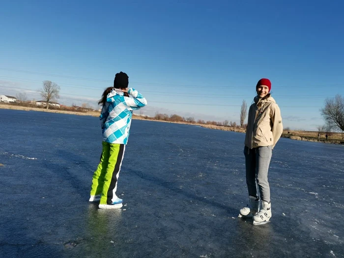 Lacul de lângă Timişoara a devenit patinoar natural FOTO Ş.Both