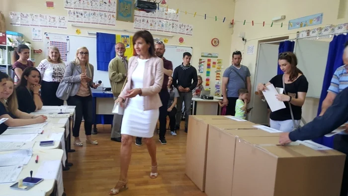 2 carmen iohannis vot la sibiu fara iohannis jpg jpeg