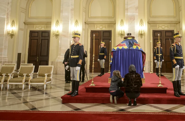 
    O femeie ingenuncheaza pentru a prezenta un ultim omagiu la sicriul cu corpul neinsufletit al Majestatii Sale Defuncte Regele Mihai I, in sala Tronului din fostul Palat Regal actualul Muzeu National de Arta al Romaniei, in Bucuresti, miercuri, 13 decembriMEDIAFAX FOTO  