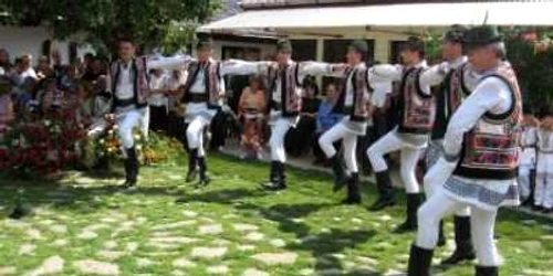 NEAMŢ: Ansamblul „Floricică de la Munte” va juca în comunele din judeţ