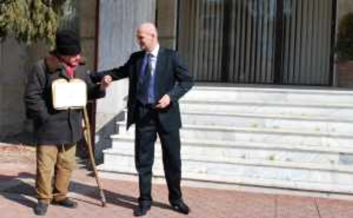 Mihai Archip, prefect de Neamţ (dreapta) nu a reuşit să-l împace pe protestatarul Vasile Roşca