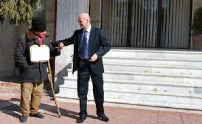 Mihai Archip, prefect de Neamţ (dreapta) nu a reuşit să-l împace pe protestatarul Vasile Roşca