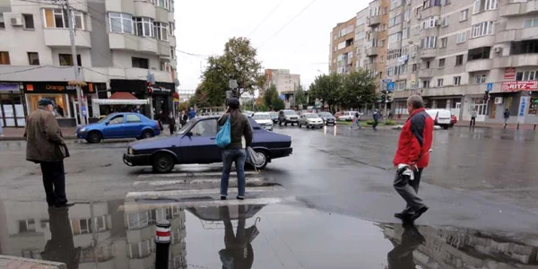 La prima ploaie, o parte din trecerile de pietoni de pe blvd. A.I. Cuza din Slatina au fost invadate de apă