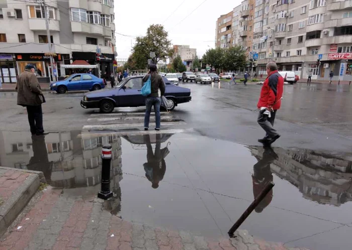 La prima ploaie, o parte din trecerile de pietoni de pe blvd. A.I. Cuza din Slatina au fost invadate de apă