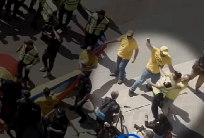 Momentul în care un activist AUR atacă un poliţist