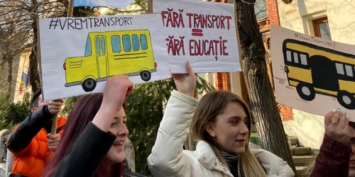 Elevii protestează pentru transportul gratuit FOTO AEC