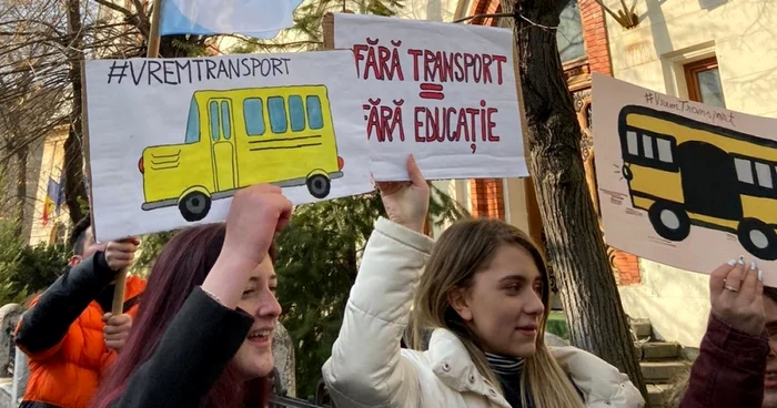 Elevii au protestat în mai multe rânduri pentru obţinerea transportului gratuit FOTO: AEC