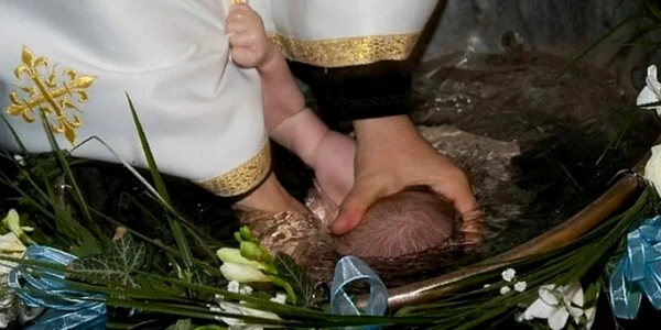 Bebeluşul din Suceava care a intrat în stop cardio-respirator după botez a murit Foto campaniamea declic ro