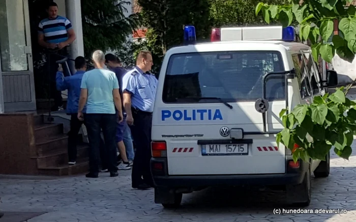 Tânărul a fost adus la Parchetul de pe lângă Judecătoria Hunedoara. FOTO: Daniel Guţă