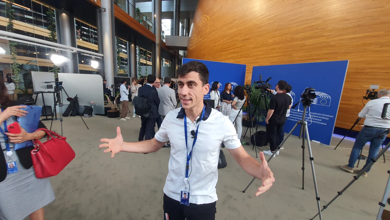 Fidias Panayiotou (24 de ani) vorbește cu „Adevărul” în Parlamentul European. FOTO: R.F.