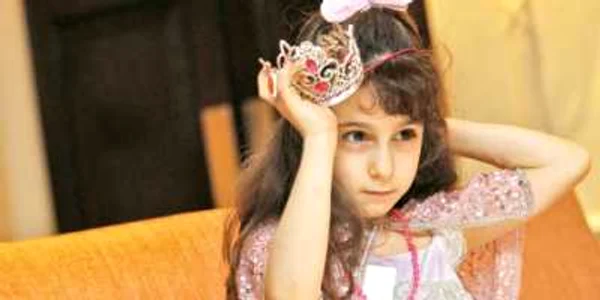 Aparent inofensivă, costumarea fetiţelor în prinţese le alterează acestora percepţia despre realitate 