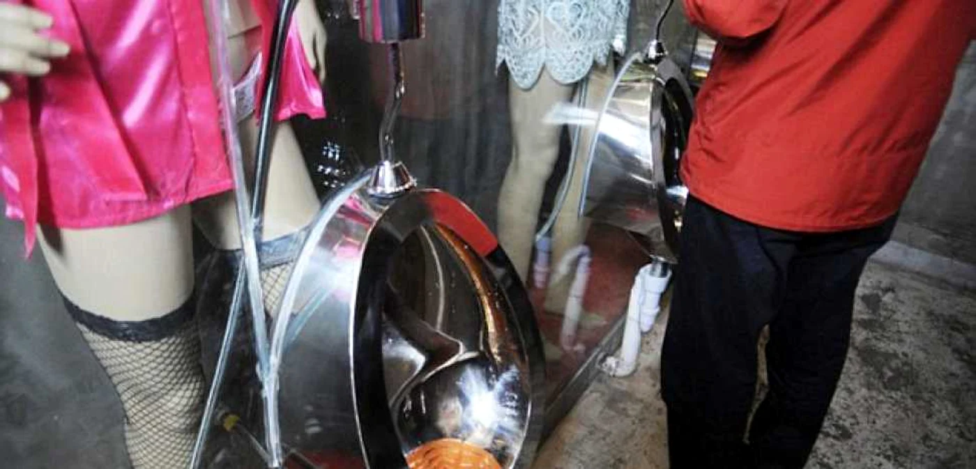 Fotografii Daily Mail/Toaleta unui restaurant din China a fost decorată cu manechine care par să-i privească pe clienţi