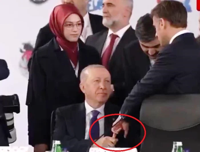 Erdogan l-a ținut de deget pe macron FOTO: captură X