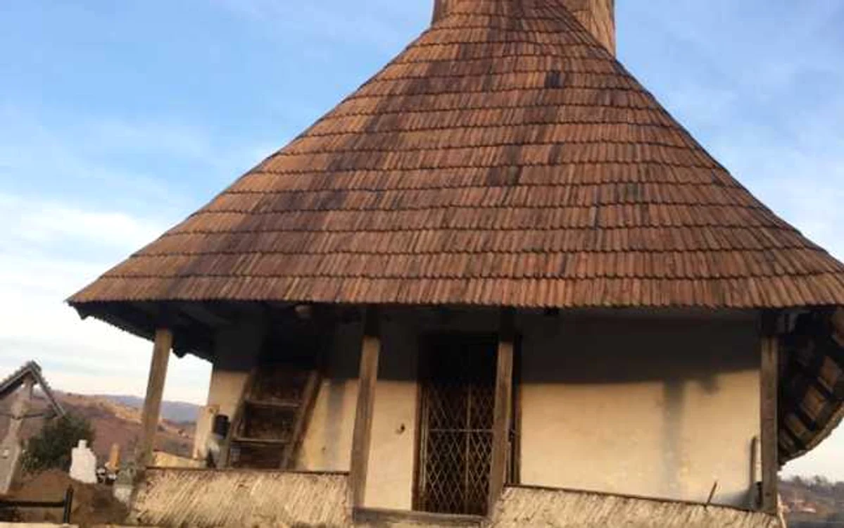 Biserica din lemn datează din anul 1740