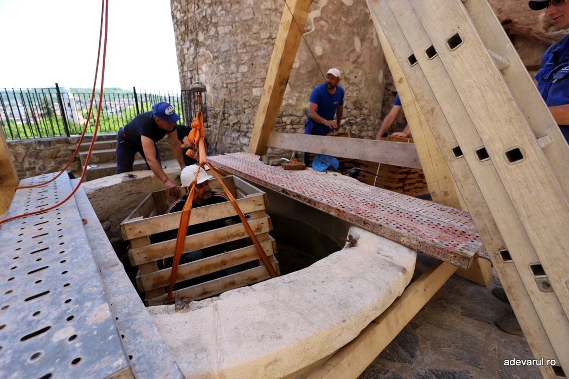 Fântâna din Castelul Corvinilor.  Foto: Daniel Guță. ADEVĂRUL