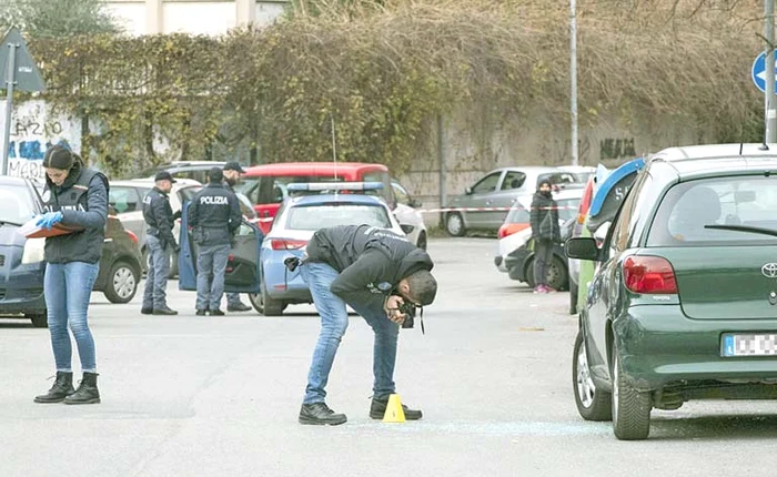 
    Poliţia investighează asasinatul comis în faţa şcolii  