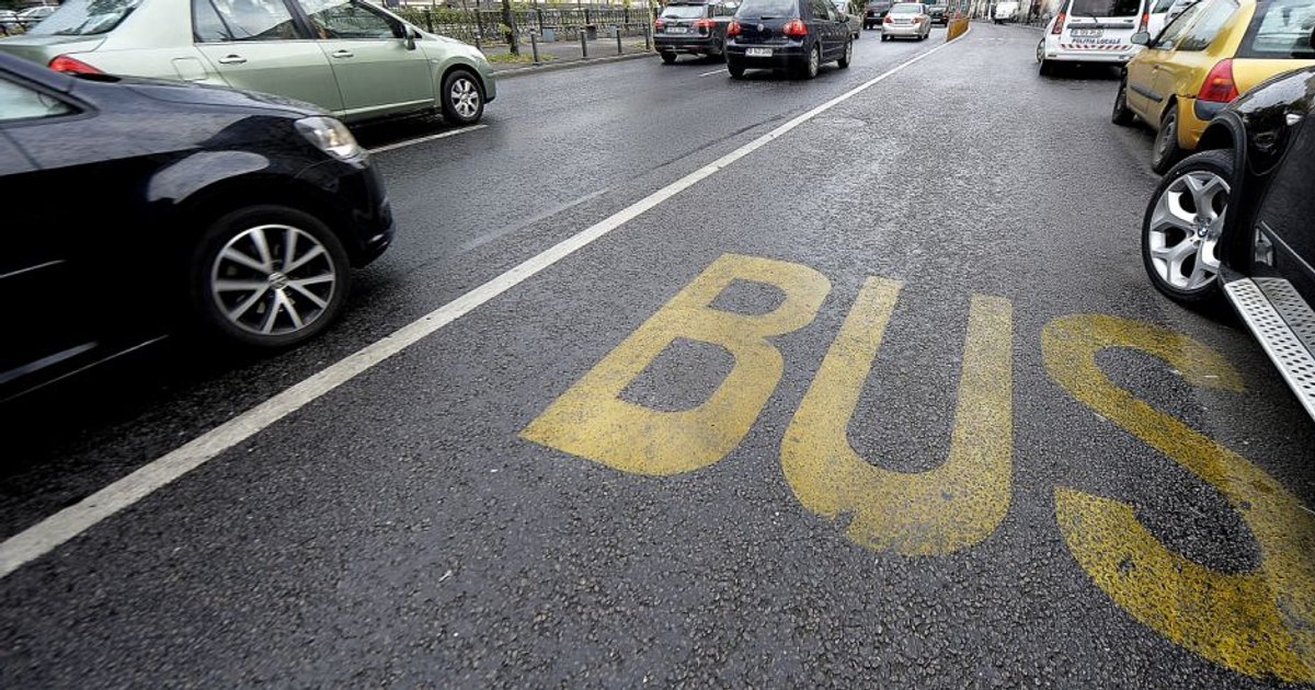 Consilier local din București propune ca autoturismele cu patru pasageri să folosească benzile de transport în comun.