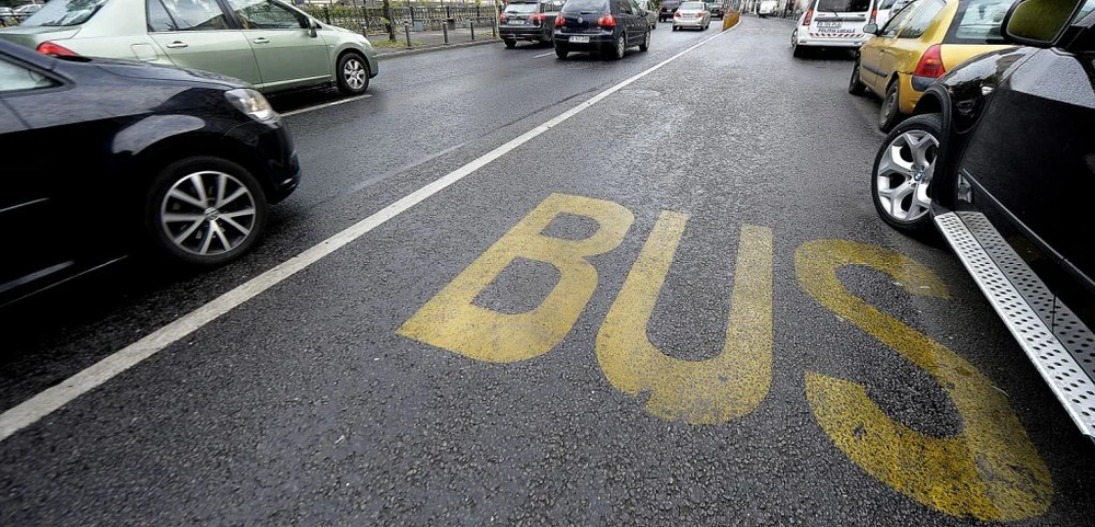 Un consilier local bucureștean vrea ca autoturismele cu minim patru persoane să poată circula şi pe benzile speciale de transport în comun