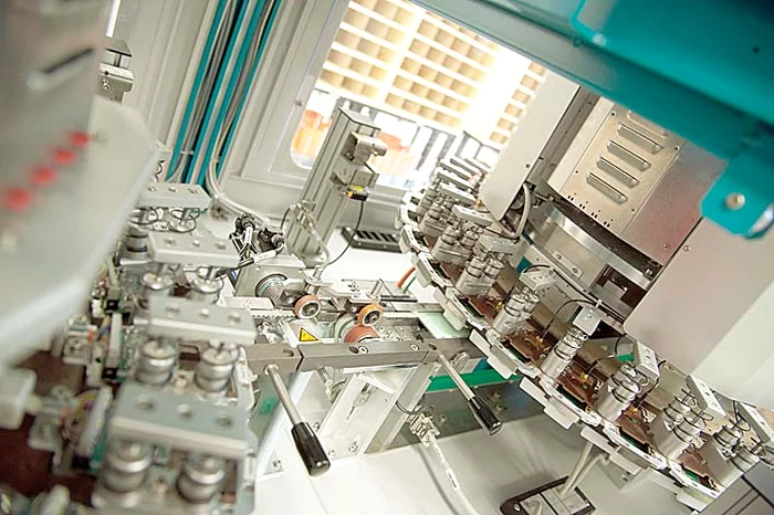 Pasul 2. Cipul. Cardurilor de generaţie nouă  le sunt ataşate microcipuri cu  ajutorul unui echipament special