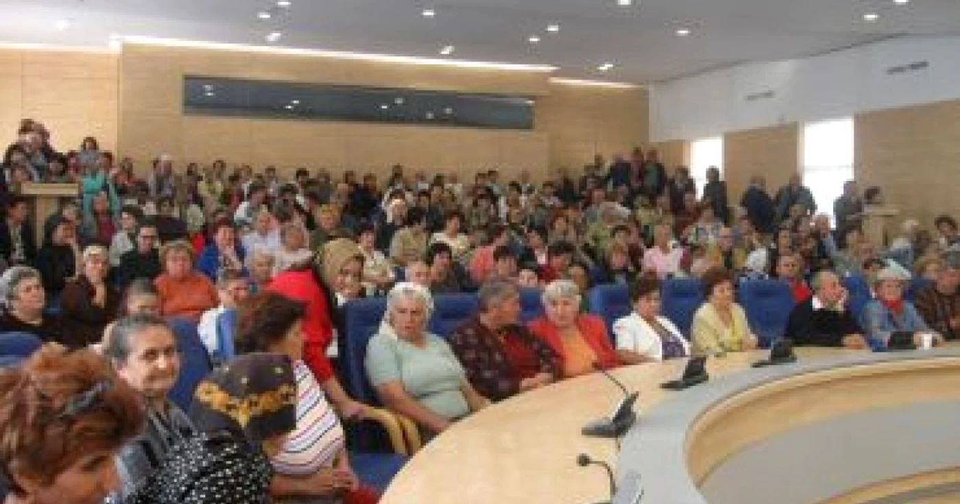 Slatina: Emilia Ghinescu cântă pentru pensionari