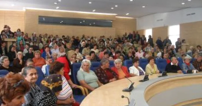 Slatina: Emilia Ghinescu cântă pentru pensionari