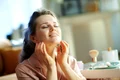 Machiaj pentru un look mai tanar dupa 40 de ani  Sursa foto shutterstock 1660863931 jpg