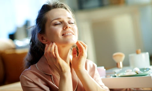 Machiaj pentru un look mai tanar dupa 40 de ani  Sursa foto shutterstock 1660863931 jpg