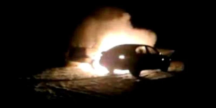 Mașina a luat foc în trafic (arhivă Adevărul)