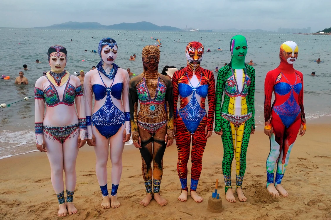 Costume de baie cu cagula în China pentru protecția pielii. Foto: Profimedia Images 