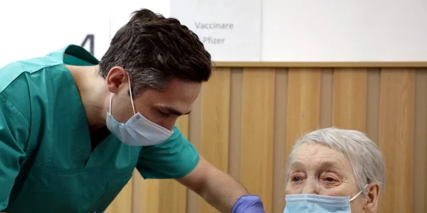 O femeie în vârstă de 86 de ani este românul cu numărul 1000000 care a fost vaccinat anti-COVID-19 Serul i-a fost administrat de medicul militar Valeriu Gheorghiţă