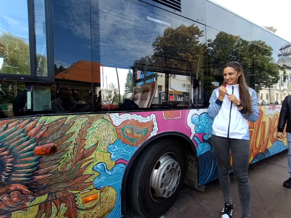 Denisa Tâlvescu și-a pus semnătura pe autobuzul desenat cu numele ei Foto: Alin Ion 