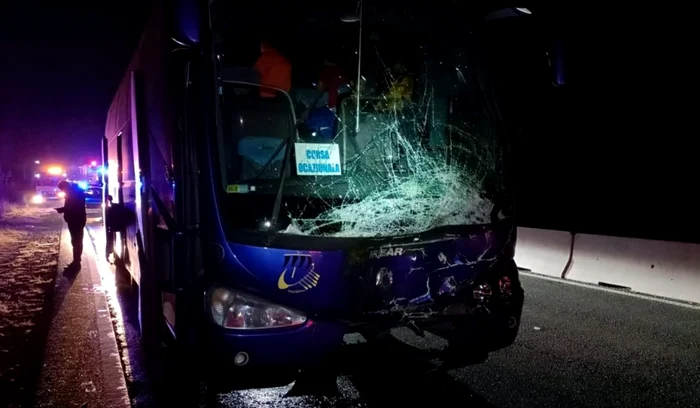 Un autocar cu pasageri a lovit taurul Foto via Antena3.ro