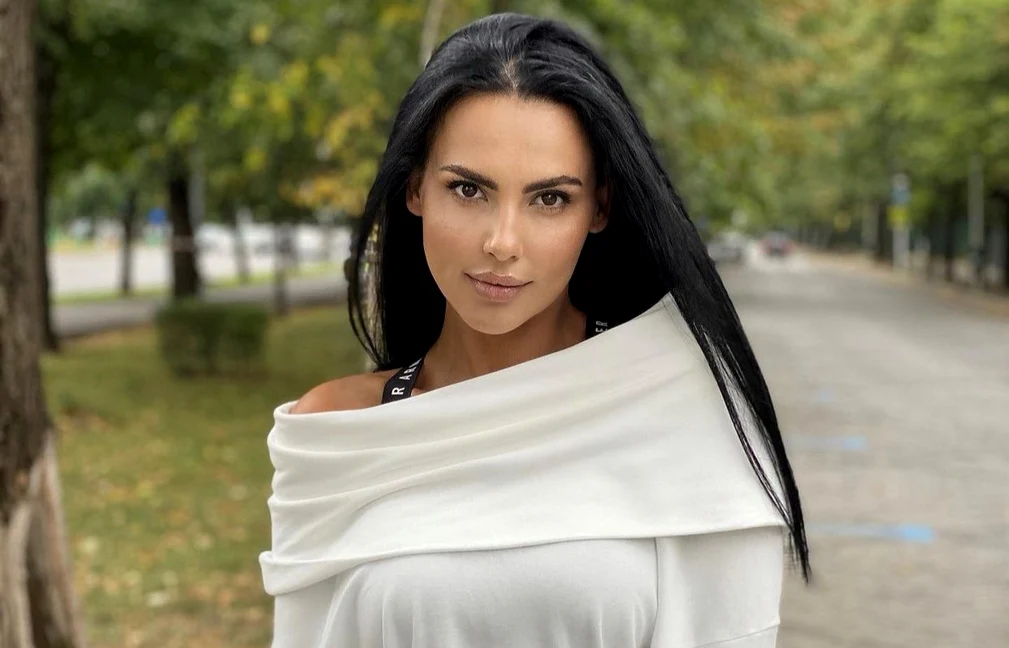 Soția lui Ștefan Bănică a întors toate privirile pe o plajă exotică.