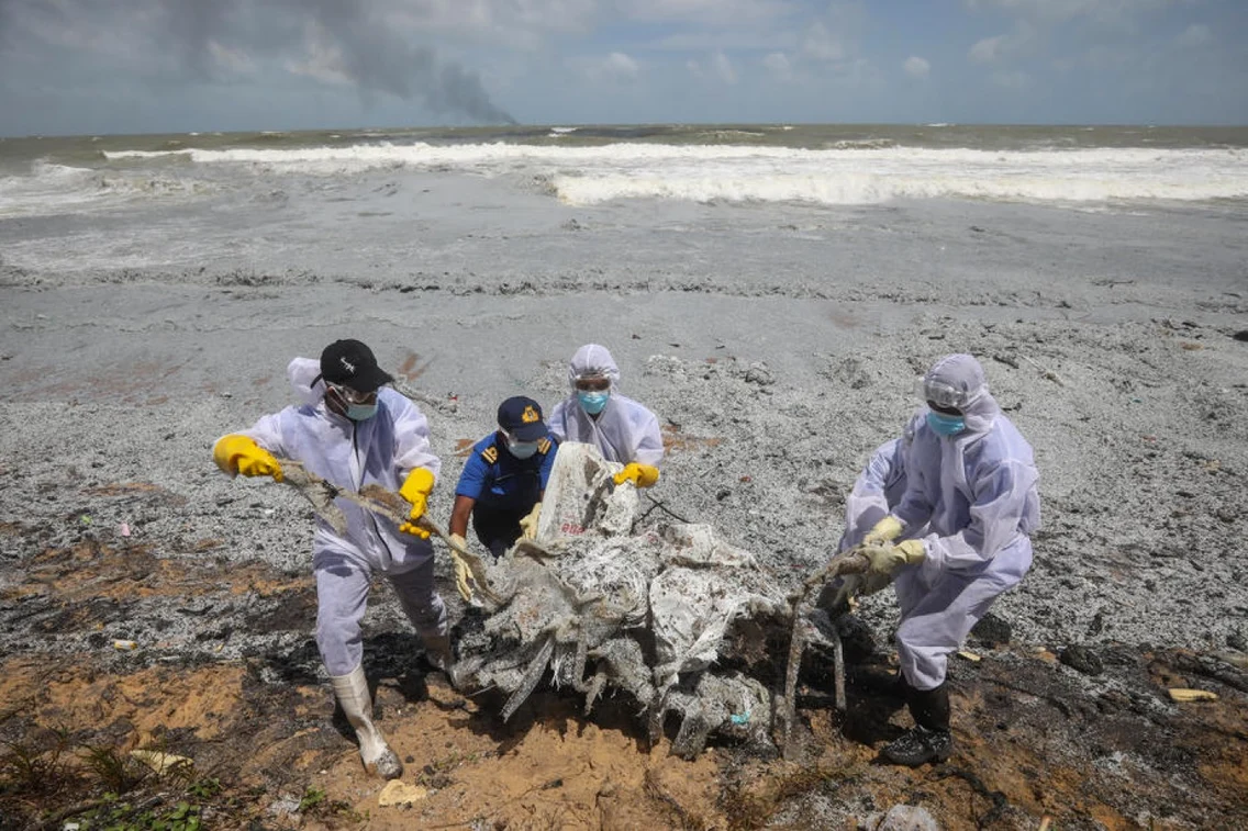 Militari în costume de protecţie curăţă plajele din Sri Lanka poluate cu petrol şi peleţi de plastic FOTO EPA—EFE / Chamila Karunarathne