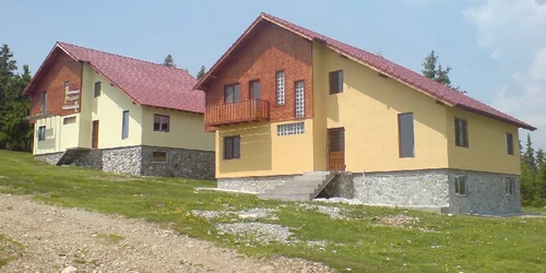 Cabanele din viitoarea staţiune Romani, ţintă sigură pentru hoţi 