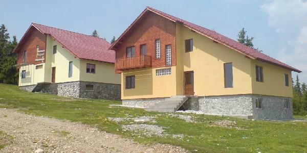 Cabanele din viitoarea staţiune Romani, ţintă sigură pentru hoţi 