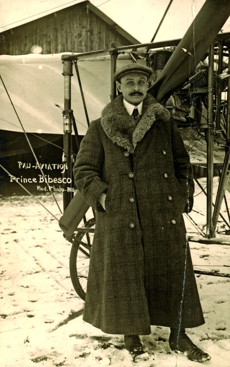 Prințul George Valentin Bibescu, la școala de zbor a lui Louis Blériot, de la Pau, unde, pe 10 ianuarie 1910, a primit brevetul de pilot cu nr. 20, eliberat de Aeroclubul Franței