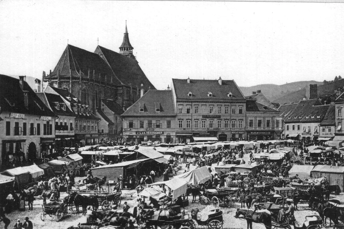 Zi de târg în Piața Sfatului din Brașov – circa 1900 (© Wikimedia Commons)
