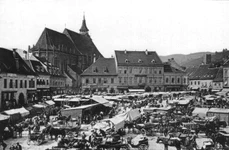  Zi de târg în Piața Sfatului din Brașov – circa 1900 (© Wikimedia Commons)