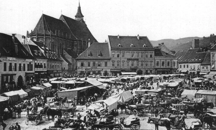  Zi de târg în Piața Sfatului din Brașov – circa 1900 (© Wikimedia Commons)