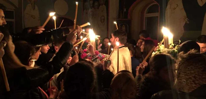 Lumina Sfântă a ajuns la credincioşi, la miezul nopţii, în fiecare biserică FOTO Alina Mitran