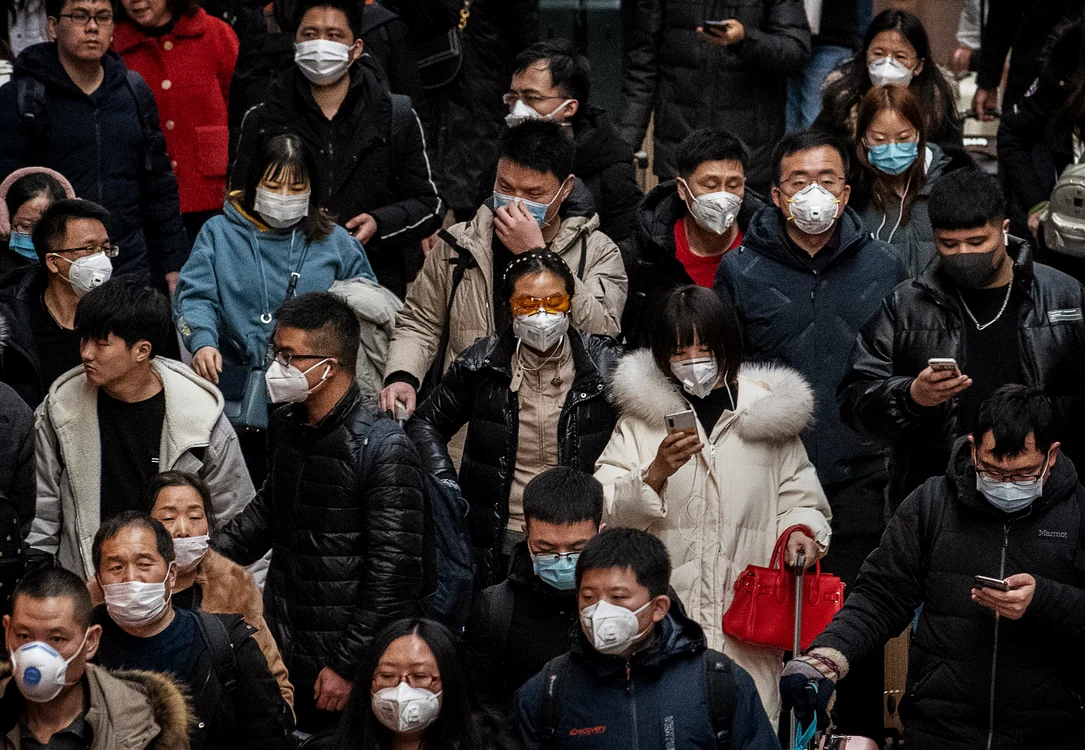 Coronavirusul a făcut autorităţile chineze să ia măsuri dure de siguranţă, iar populaţia ieşe din casă doar cu maştifoto: Getty