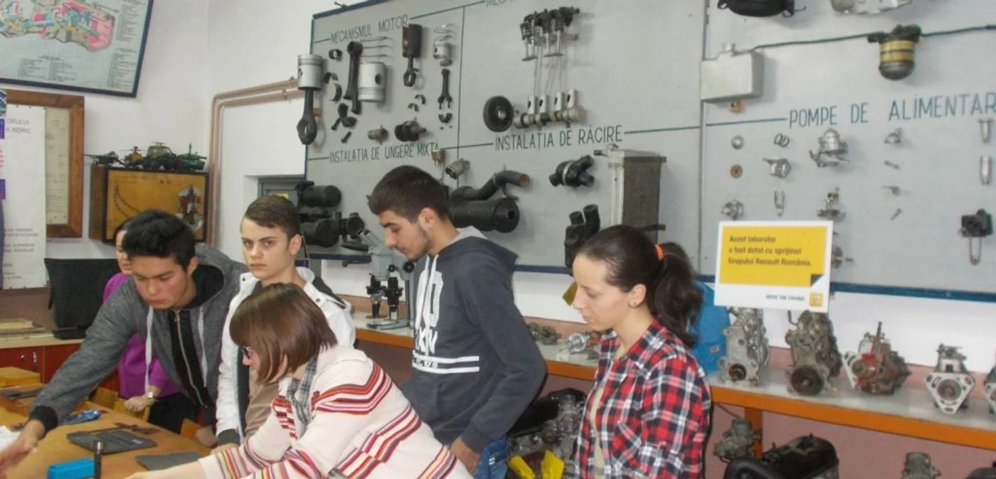 „Atelierul colegiului  e depăşit de aparatura din producţie pe care lucrează elevii în practică FOTO Alina Mitran“