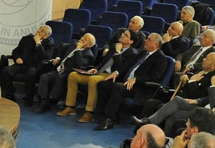 Burleanu s-a îmbrăcat prea "colorat" pentru gusturile lui CrăciunescuFoto: Răzvan Păsărică