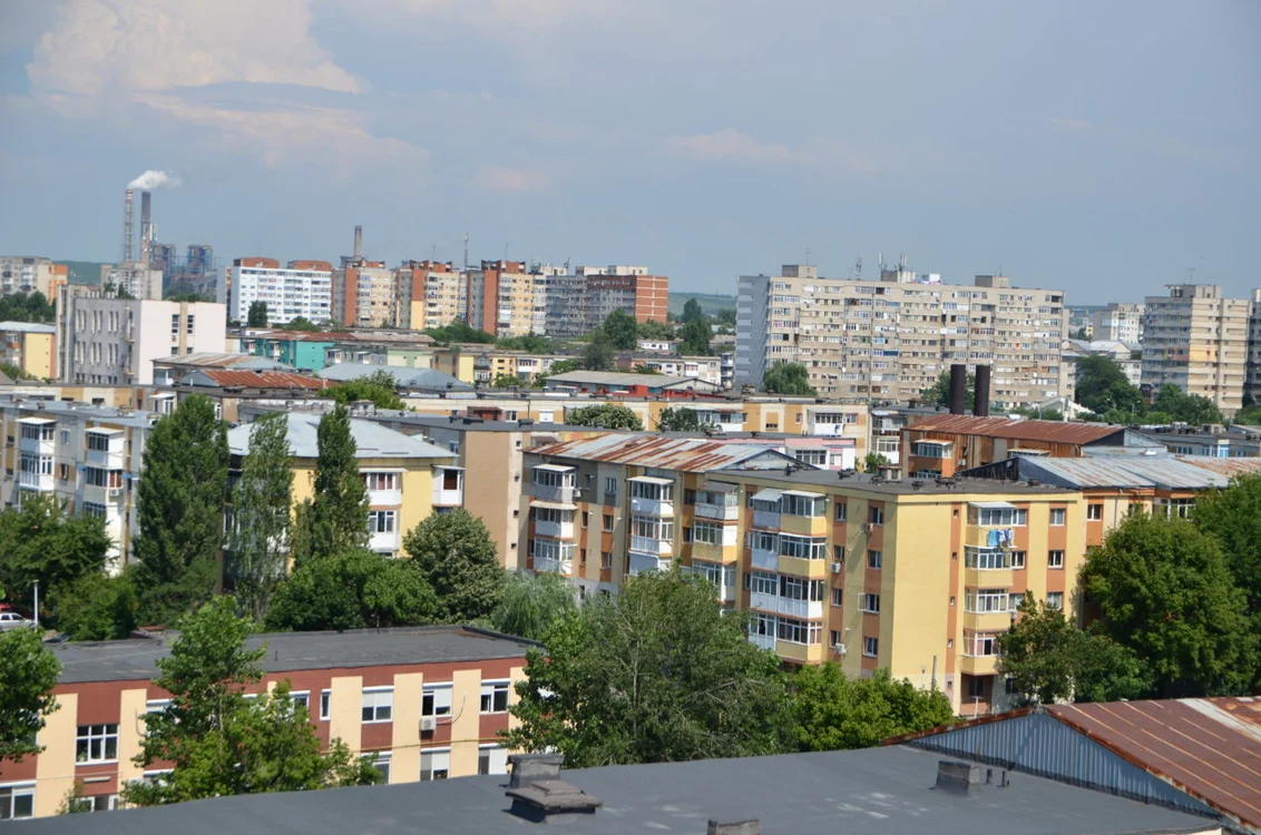 
    Unii locatari, puși să-și zugravească singuri blocurileFOTO: Gazeta de Sud  