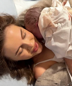 Emily Burghelea a născut, luni dimineață, al treilea ei copil foto: Instagram 