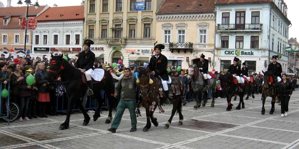 Junii au defilat pe străzile Braşovului Foto. Flavia Cistian