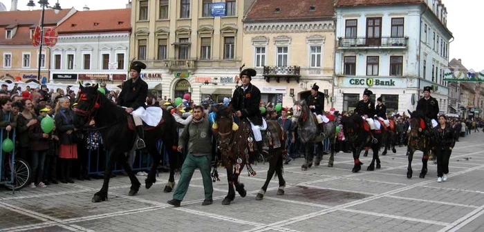 Junii au defilat pe străzile Braşovului Foto. Flavia Cistian