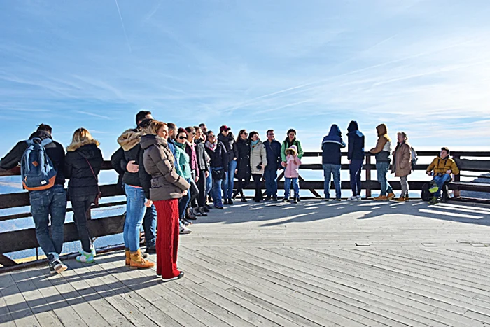 Turiști la Cota 2000, bucurându-se de aerul tare