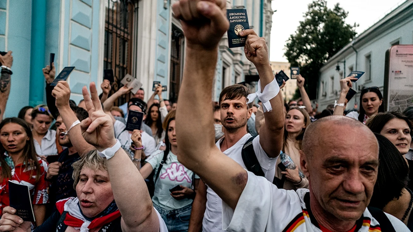 Pe străzile din Minsk protestează mii de oameni. Forțele de ordine încearcă să reprime manifestările folosind forta, iar sute de persoane sunt rănite